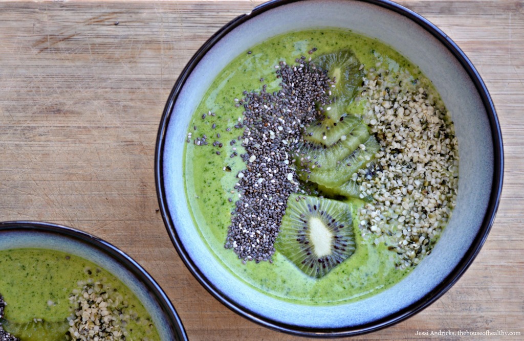 http://thehouseofhealthy.com/wp-content/uploads/2015/03/lean-green-smoothie-bowl-1024x667.jpg